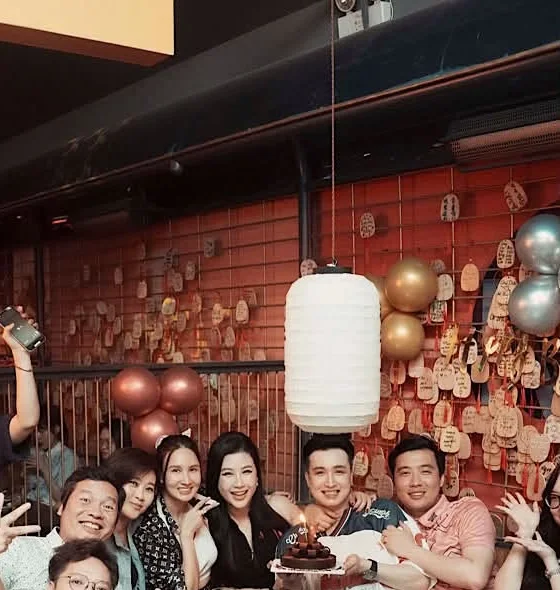 EMOI Hà Nội — bàn sinh nhật dưới đèn lồng trắng và tường thẻ gỗ