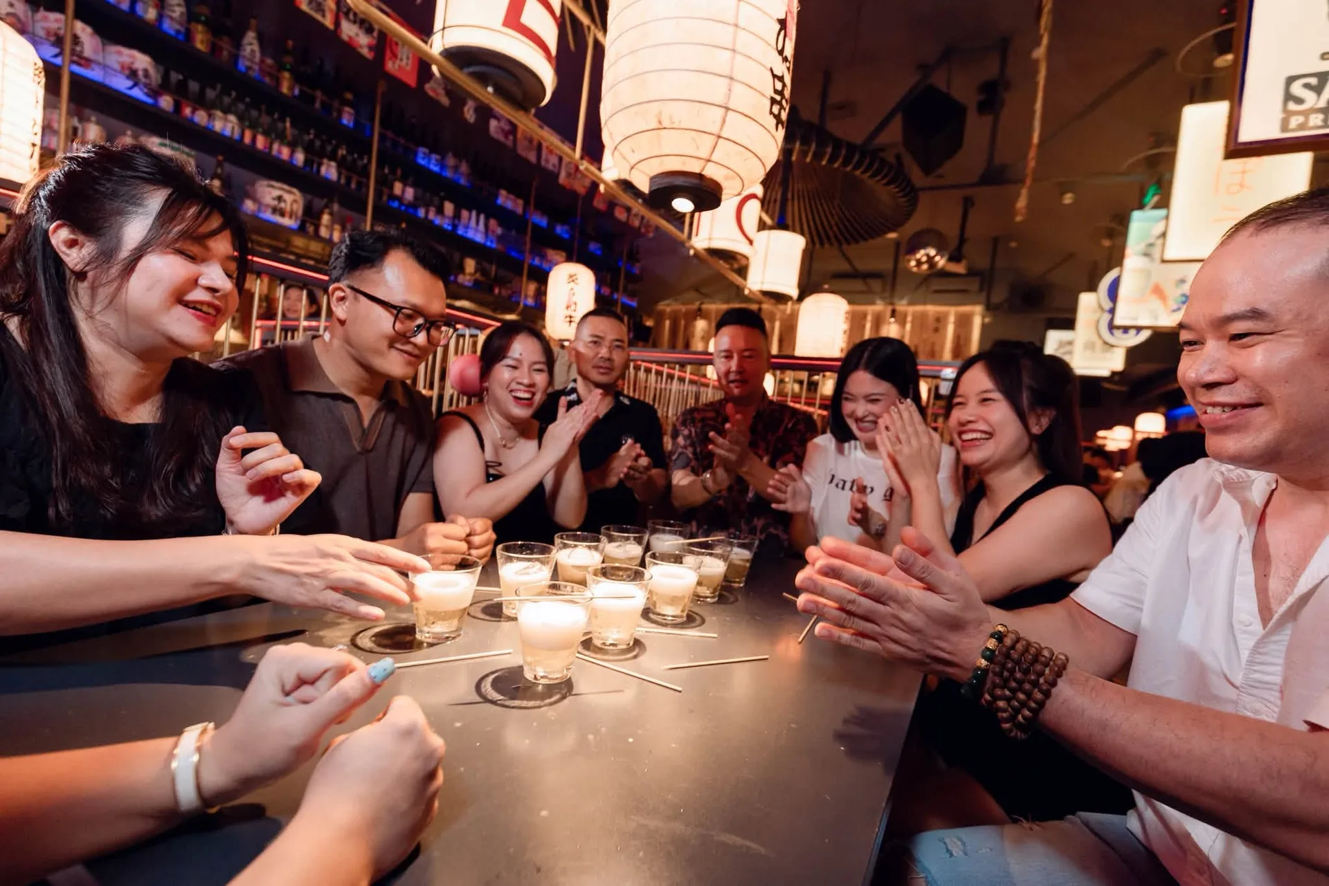 Trò chơi tại bàn của hội bạn tại EMOI Hà Nội