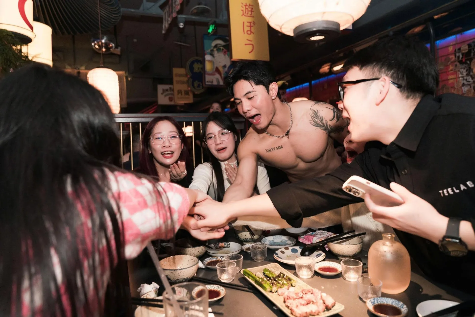 Khoảnh khắc sôi động bên bàn tiệc tại EMOI Hà Nội