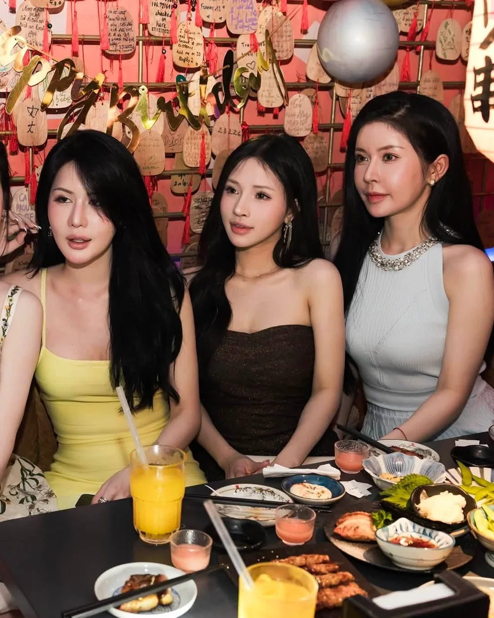 Khách chụp ảnh trước tường thẻ gỗ ema tại EMOI