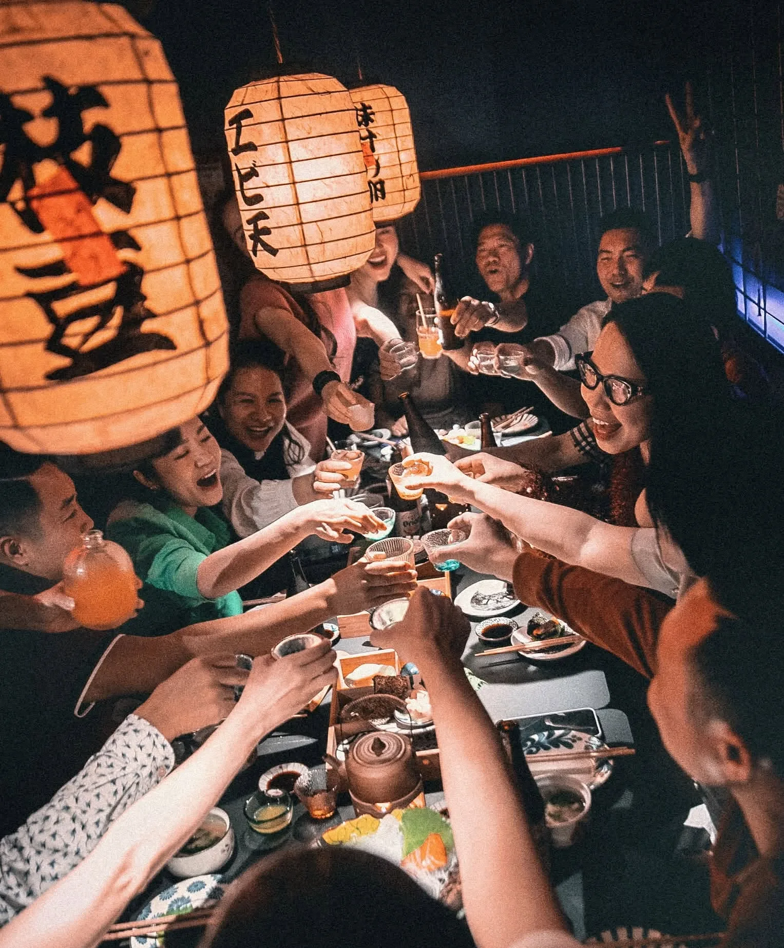 Đèn lồng giấy viết chữ Nhật trên bàn tiệc tại EMOI Hà Nội