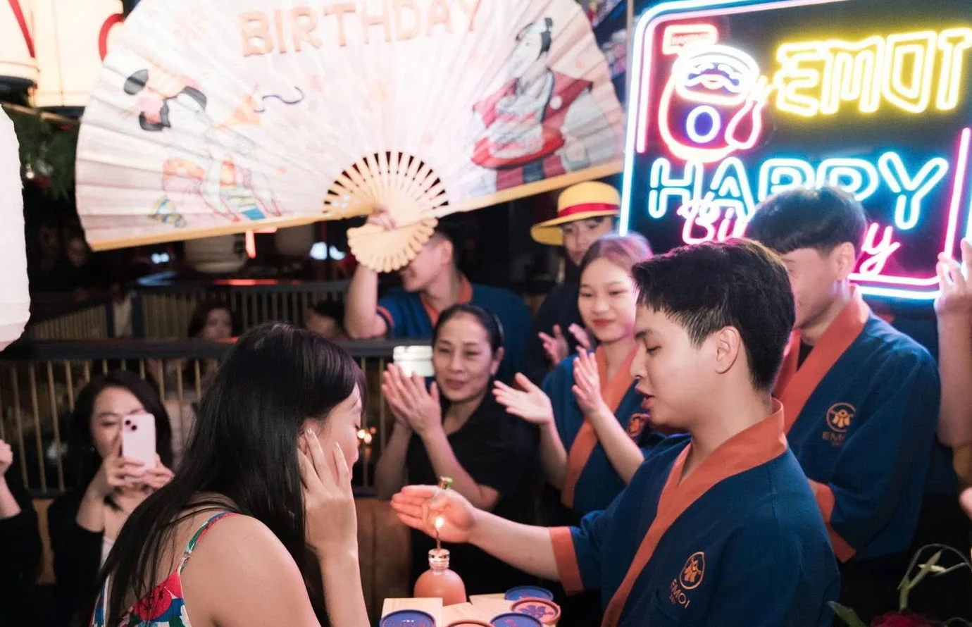 Quạt giấy Happy Birthday và bảng đèn chúc mừng sinh nhật tại EMOI Hà Nội