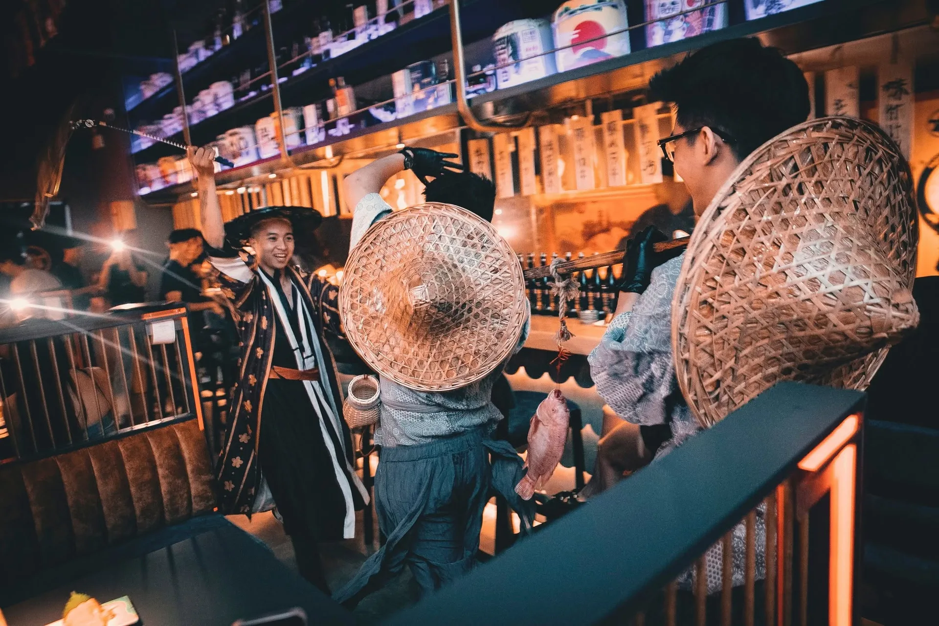 Tiết mục hoá trang nón tre và áo kimono diễu qua lối đi tại EMOI Hà Nội